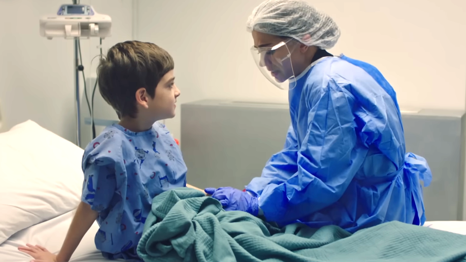 Il donatore di Kerim viene ucciso e Mehmet scopre il simbolo dell'Agnello, io sono Farah, capitolo 10